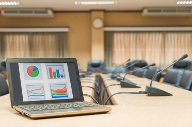 Laptop conferenc boş sandalyeler önünde bir konferans önce