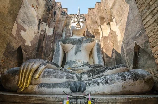 Oude Boeddha standbeeld. Sukhothai historische park, sukhothai prov — Stockfoto