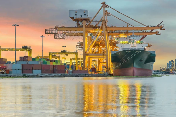 Industriële container lading vrachtschip met kraan bridg werken — Stockfoto