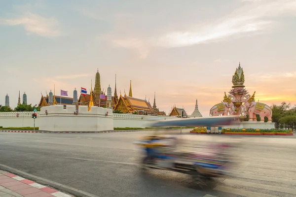 Tuk tuk para turismos. Para ir de turismo en Bangkok. — Foto de Stock