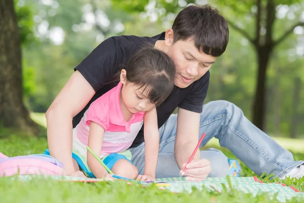 Joyeux enfant et papa peignent ensemble dans le parc — Photo