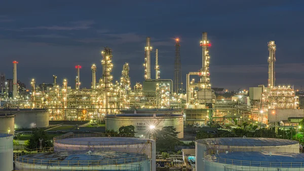 Panorama de los tanques de refinería y almacenamiento de petróleo al atardecer — Foto de Stock