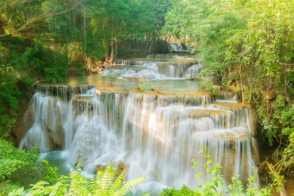 Четвертый уровень водопада Хуай Маекамин в провинции Канчанабури , — стоковое фото