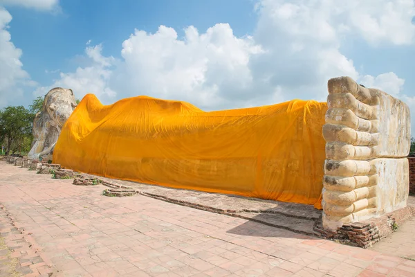 Reclinando Buda de Wat Lokayasutha em Ayutthaya, Tailândia . — Fotografia de Stock