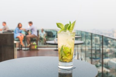 Mojito'de çatı katı barı tabloda kokteyl