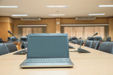 Laptop conferenc boş sandalyeler önünde bir konferans önce