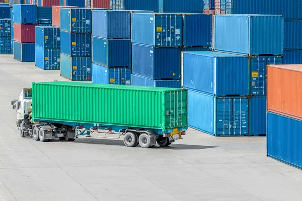 Vrachtwagen in container depot — Stockfoto