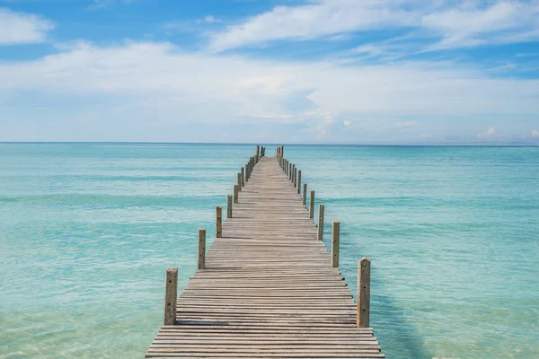 Summer, Travel, Vacation and Holiday concept - Wooden pier in Ph — Stock Photo, Image