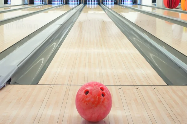 Golyó ellen tíz Pin bowling-pálya — Stock Fotó