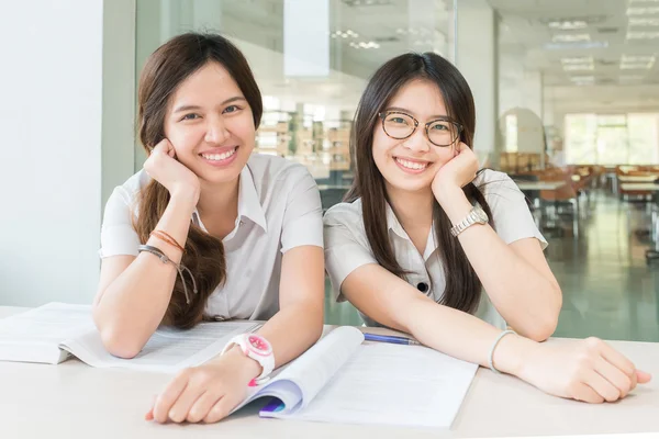 Två asiatiska studenter studerar tillsammans på universitetet — Stockfoto