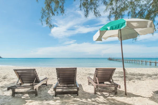 Verano, Viajes, Vacaciones y el concepto de vacaciones - Silla de playa en th —  Fotos de Stock