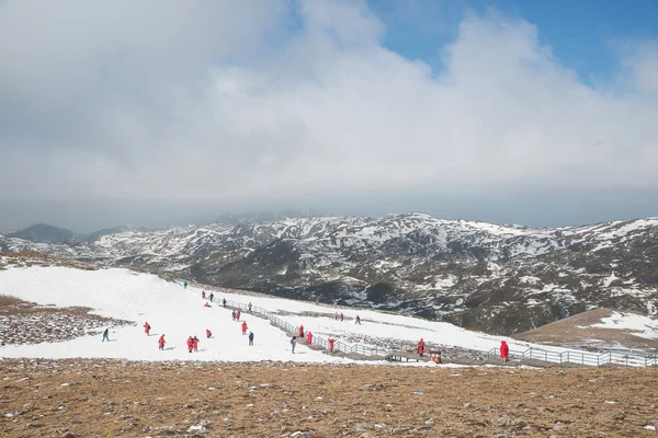 Molti turisti che giocano con la neve nella Valle della Luna Blu a Shangri - — Foto Stock