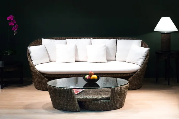 Mobília de estilo vintage clássica definida em uma sala de estar (luz baixa ) — Fotografia de Stock