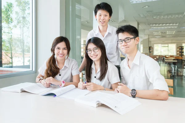 Grupo de estudantes asiáticos em uniforme estudando juntos na sala de aula — Fotografia de Stock