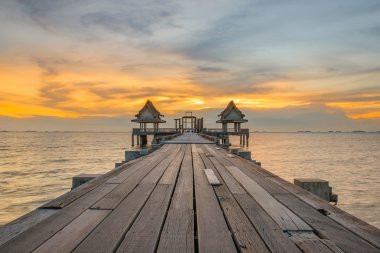Manzara ormanlık köprü pier günbatımı arasında. Yaz seyahat