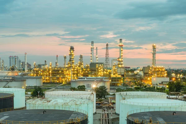 Rafinerii ropy naftowej w dramatyczne zmierzch w Tajlandii — Zdjęcie stockowe