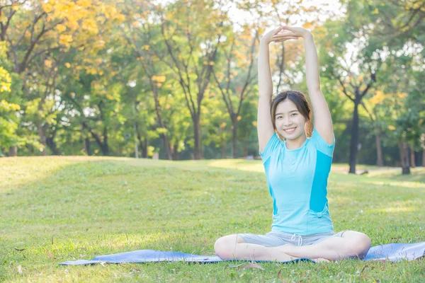 健身、 运动、 训练和生活方式的概念 — — 亚洲女人 str — 图库照片