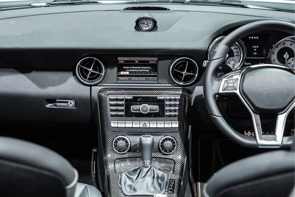 Interior de um automóvel moderno mostrando o painel — Fotografia de Stock