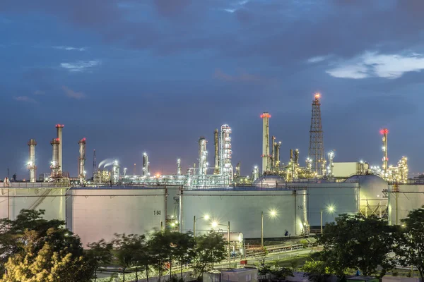 Refinería de petróleo en el dramático crepúsculo en Tailandia — Foto de Stock