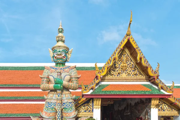 Gigante en la puerta en Wat Phra kaew, Bangkok, Tailandia —  Fotos de Stock