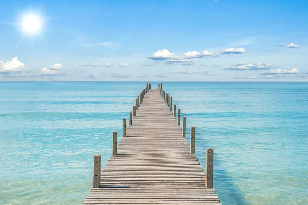 Verano, Viajes, Vacaciones y Concepto de vacaciones - Muelle de madera en Ph — Foto de Stock