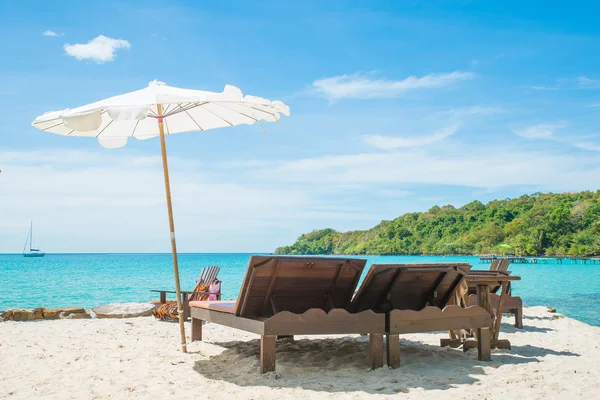 Été, Voyage, Vacances et vacances concept - Chaise de plage sur le th — Photo