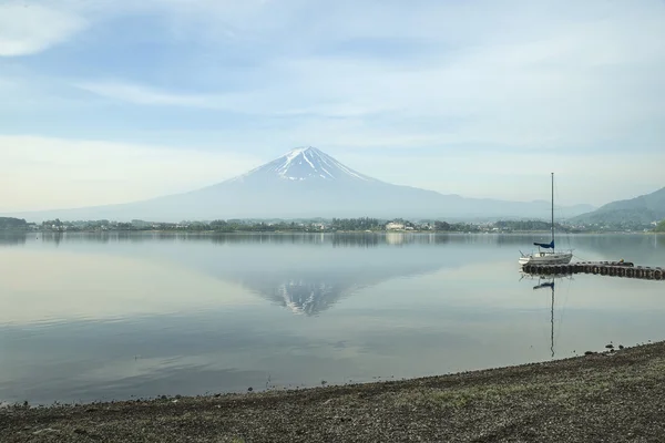 Concetto di viaggio e vacanza - Fuji snow mountain con barca a vela — Foto Stock