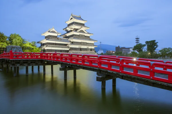 Matsumoto castle a červené bridgein noc, Nagono, Japonsko — Stock fotografie