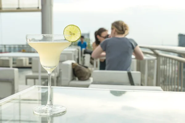 Margarita cocktail op tafel in bar op het dak — Stockfoto