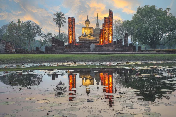 Boeddha standbeeld op wat mahathat in sukhothai historische park, thail — Stockfoto