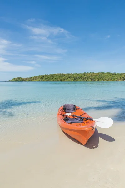 夏天、 旅行、 度假和假日的概念 — — 橙色皮艇上 — 图库照片