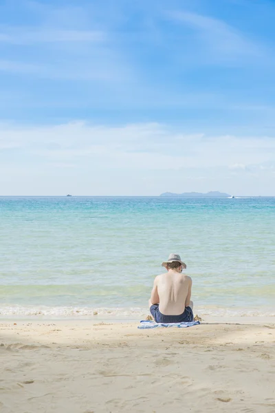 Yaz, seyahat, tatil ve tatil kavramı - oturan adam olmak — Stok fotoğraf