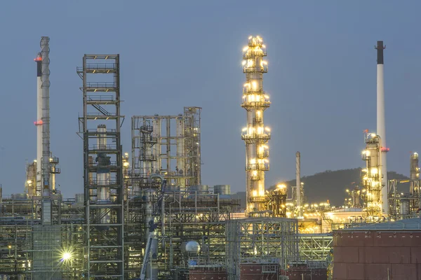 Refinería de petróleo y gas en la noche, Tailandia — Foto de Stock