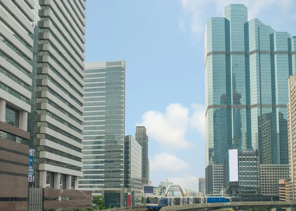 U-Bahn und Wolkenkratzer in Bangkok, Thailand — Stockfoto