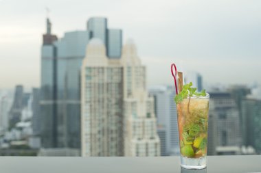 Mojito'de çatı katı barı tabloda kokteyl