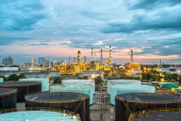 Нафтопереробний завод у сутінках — стокове фото