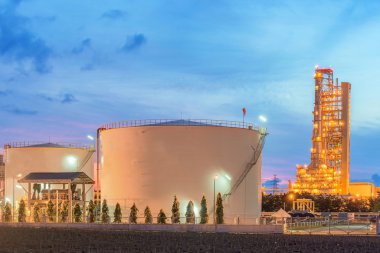 Petrol rafinerisi ve depolama tankları alacakaranlıkta Panoraması