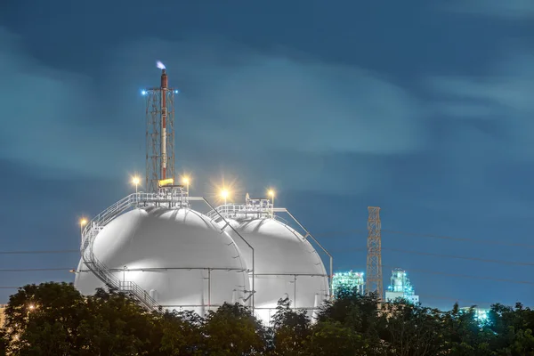 Paesaggio del serbatoio a sfera di gas di stoccaggio e cammello liquido . — Foto Stock