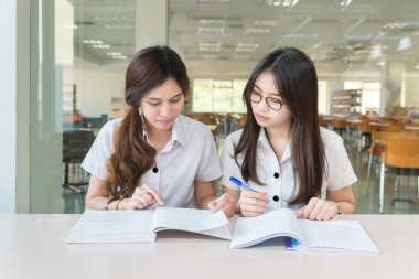 birlikte Üniversitesi'nde okuyan iki Asyalı öğrenciler