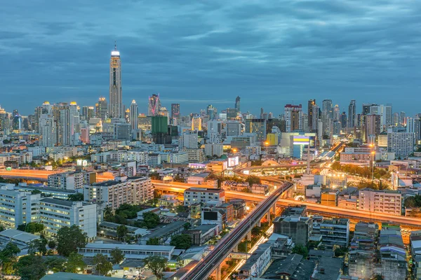 Banguecoque cidade em vista noturna com céu agradável, Tailândia — Fotografia de Stock