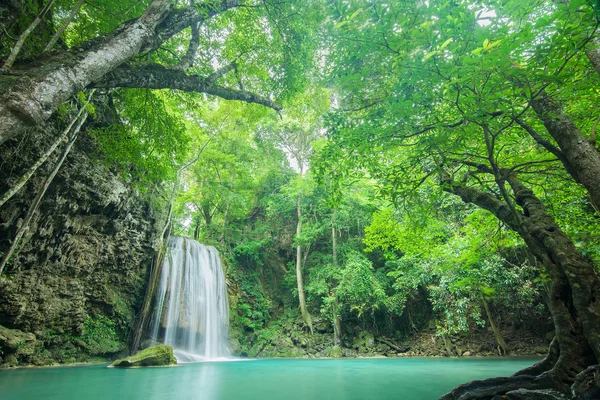 Cachoeira Erawan em Kanchanaburi, Tailândia — Fotografia de Stock