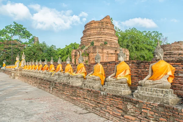 Uitgelijnde boeddhabeelden op Wat Yai Chaimongkol Ayutthaya, Thailan — Stockfoto