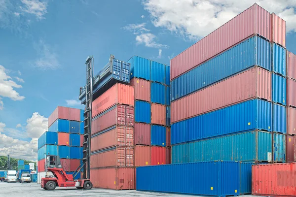 Forklift penanganan kotak wadah pemuatan ke truk dalam ekspor impor — Stok Foto