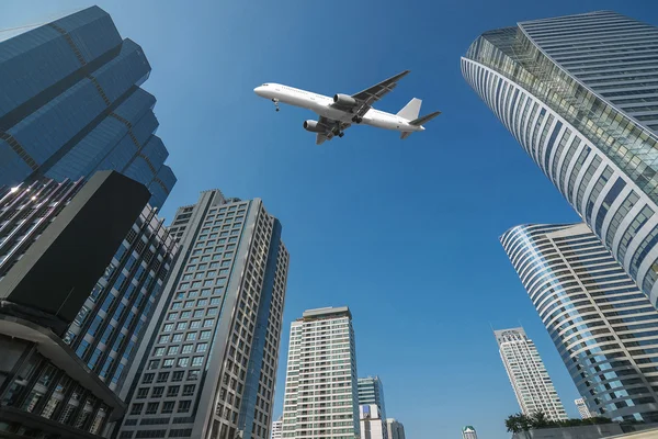 Tiro de avião voando acima arranha-céus na cidade de Bangkok dow — Fotografia de Stock