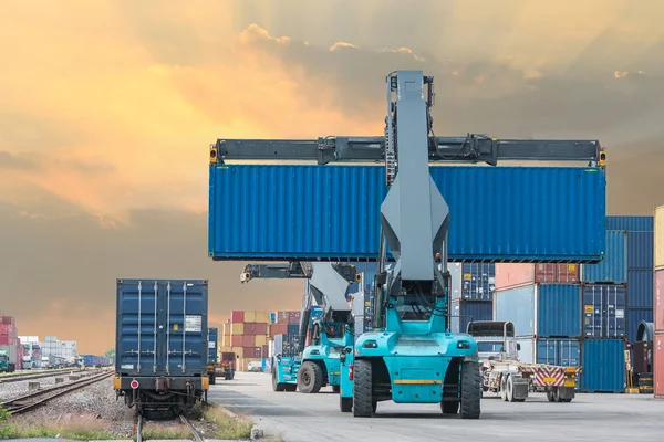 Carga de la caja de contenedores de manejo de carretillas elevadoras al tren de carga — Foto de Stock