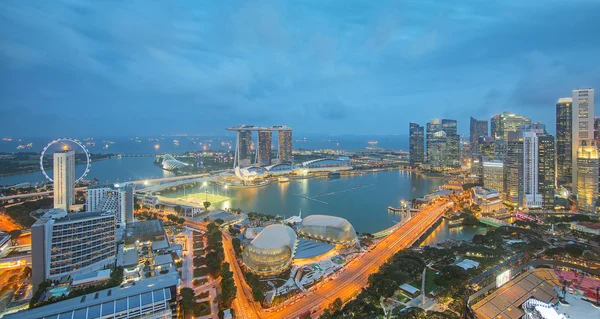 Singapur gökdelenler Downtown akşam zaman. — Stok fotoğraf