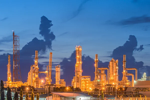 Oil refinery industry with oil storage tank — Stock Photo, Image