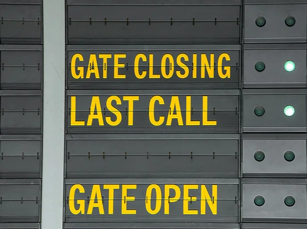 Закриття воріт, Відкриття та останнє повідомлення про виклик інформації аеропорту — стокове фото