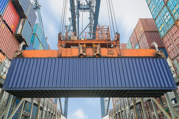 Берегові контейнери для завантаження кранів у вантажному кораблі — стокове фото