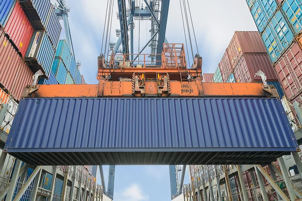 Landkran lädt Container in Frachtschiff — Stockfoto